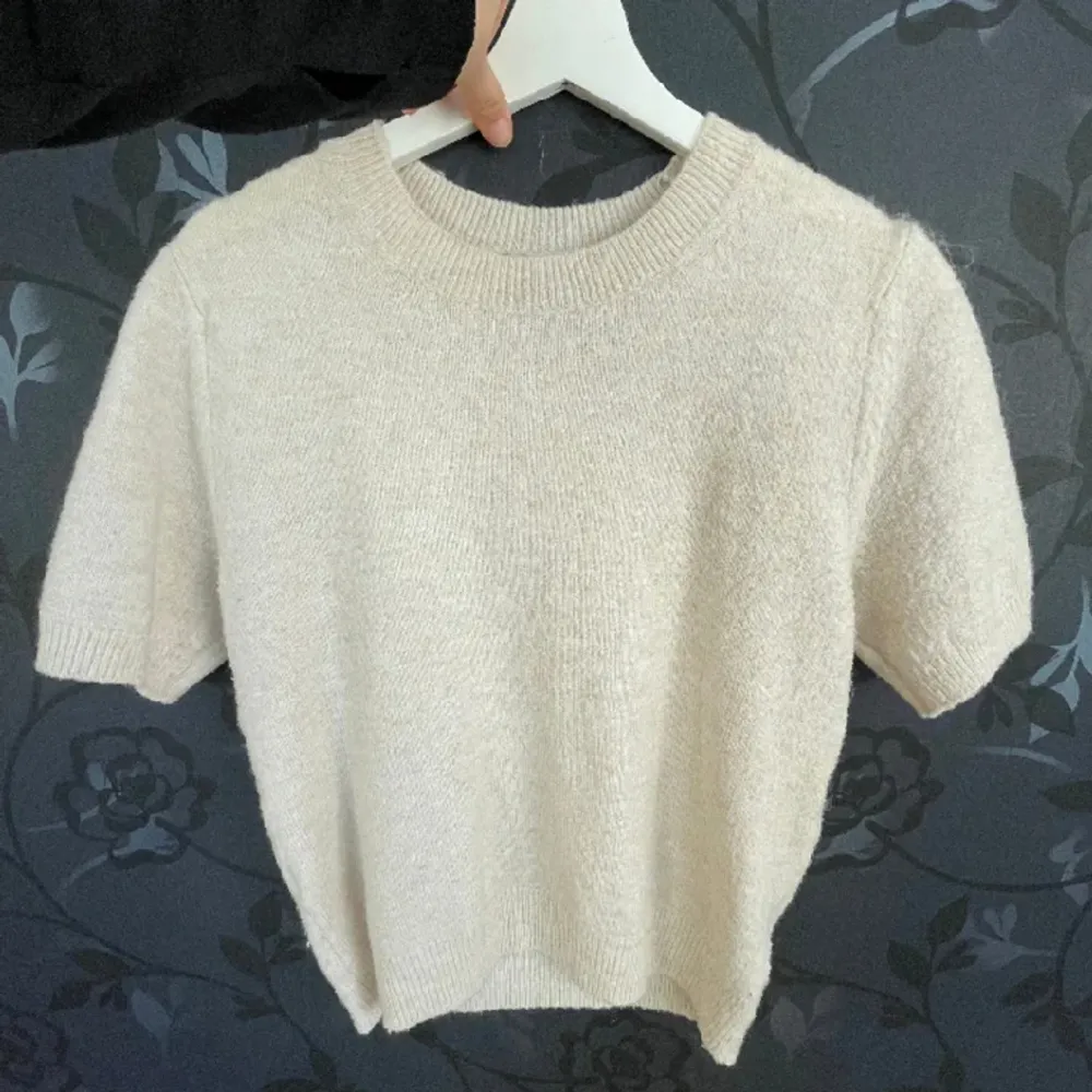 Säljer denna stickade kortärmade tröjan från HM (lånad bild) är i creamvit färg😊💕. Stickat.