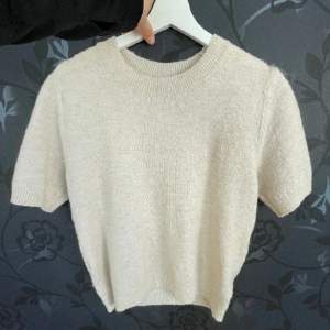 Säljer denna stickade kortärmade tröjan från HM (lånad bild) är i creamvit färg😊💕
