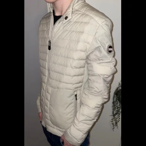 Colmar jacka  - Hej, säljer denna colmar jackan som e i cond 7/10, nypris runt 3500, storlek m men passar s,  jag på bilden e 177, 🌟🌟