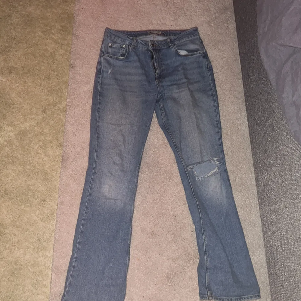 Snygga bootcut midwaist jeans❤️säljer pga för stora för mig och brist på användning💕köpt för 500kr. Jeans & Byxor.