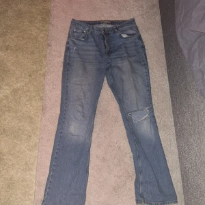 Bootcut jeans - Snygga bootcut midwaist jeans❤️säljer pga för stora för mig och brist på användning💕köpt för 500kr