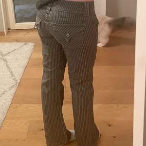 Randiga lågmidjade bootcut jeans💞de har fickor på baksidan. Så fina, jag är 164 cm för referens i bilderna