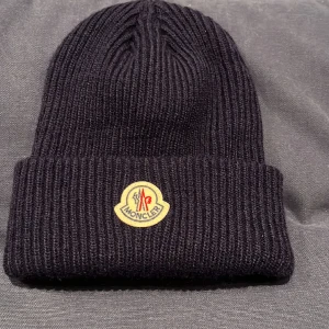 Moncler mössa - En mörkblå Moncler mössa, givetvis äkta. Kvitto finns 