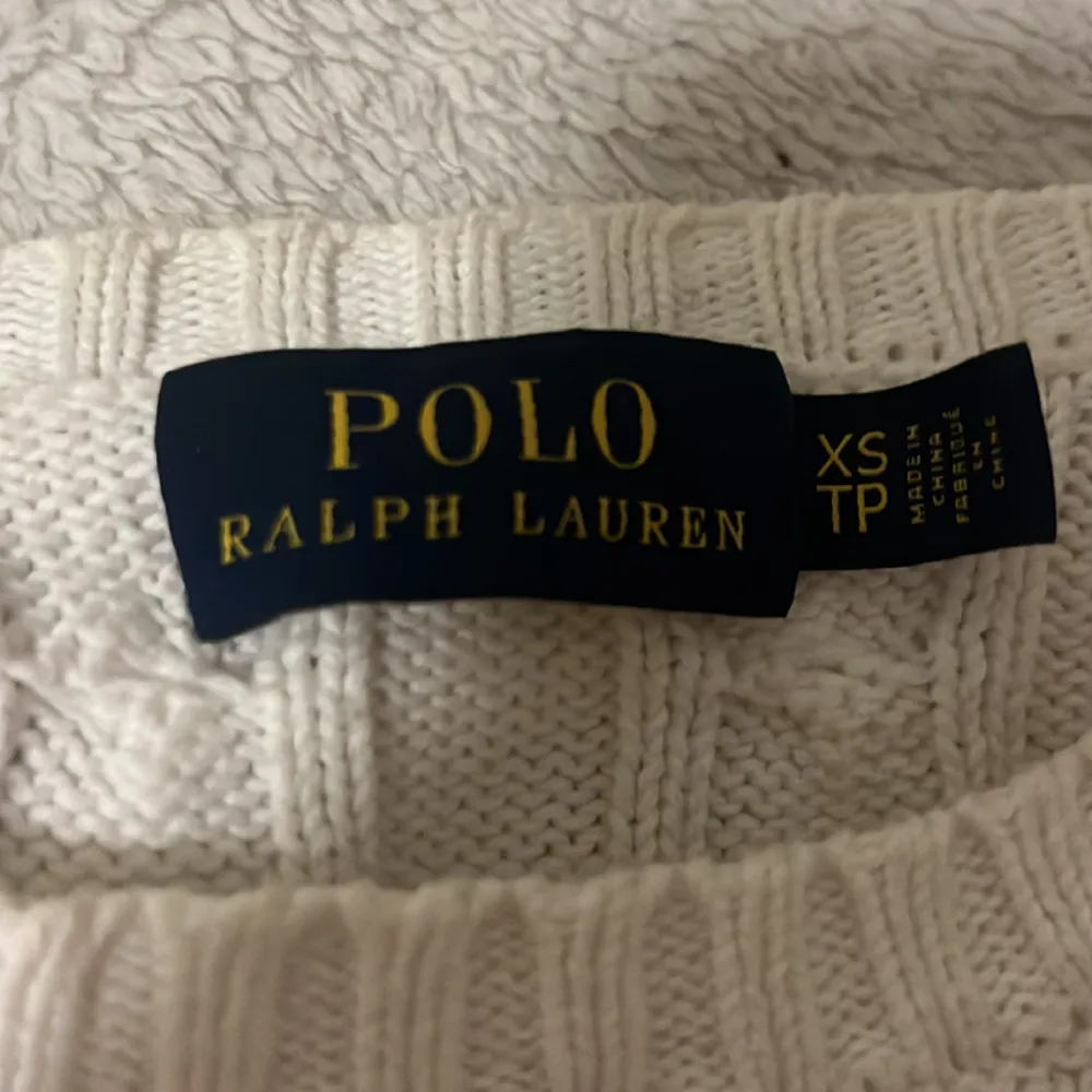 Säljer denna stickade tröjan från Ralph lauren i storlek XS! I fint skick och sällan använd! Priset går att diskutera! . Stickat.