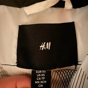 Vit jacka hm  -  relativt bra skick  Storlek xs  Men passar s  
