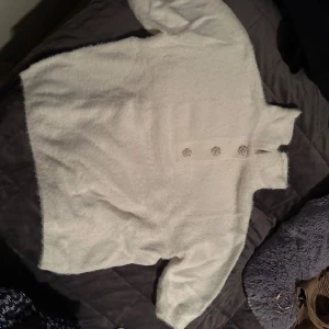 Vit tröja - Tröjan är i bra skick, inte använt den något därför säljs den. 