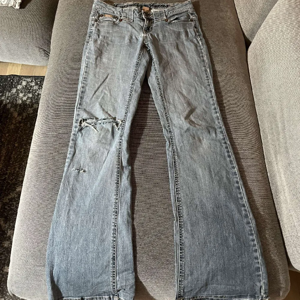 säljer dessa tvär snygga jeansen som inte kommer till användning och jag behöver pengarna!! De har liten slitage längst ner vid hälen men inget man tänker på💘 . Jeans & Byxor.