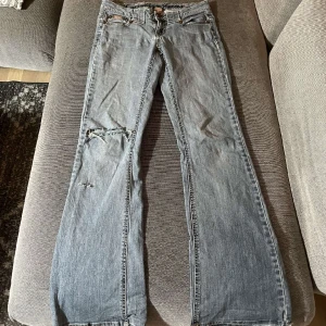 lågmidjade jeans - säljer dessa tvär snygga jeansen som inte kommer till användning och jag behöver pengarna!! De har liten slitage längst ner vid hälen men inget man tänker på💘 