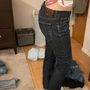 Lågmidjade lee jeans köpta på second hand för 300kr, säljer då de tyvärr är för små vilket är sååå synd. Kan mötas upp eller frakta ❤️