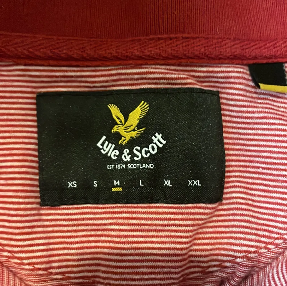 En lyle & scott tröja i helt okej skick.. T-shirts.