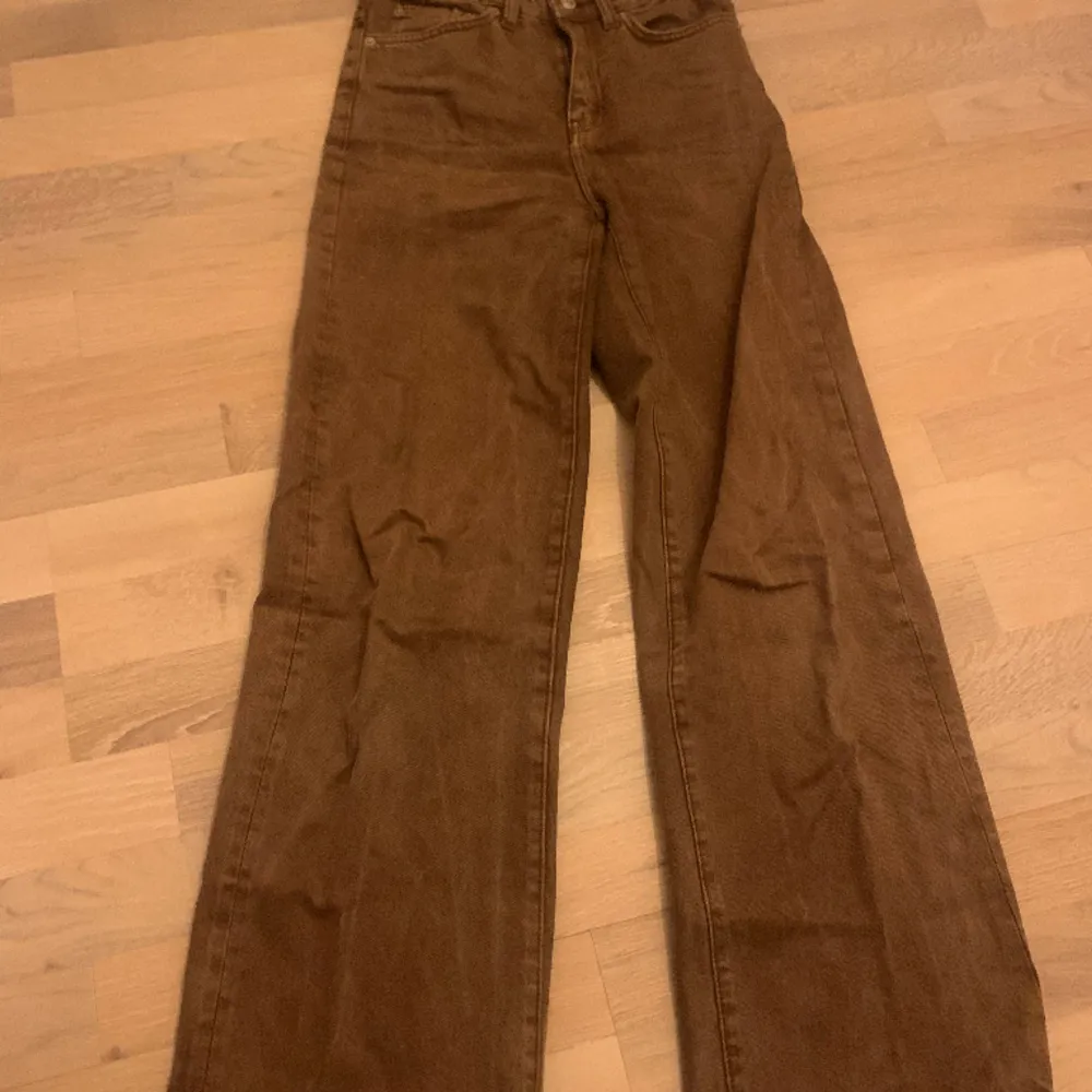 Bruna flared jeans från lager 157. Jeans & Byxor.