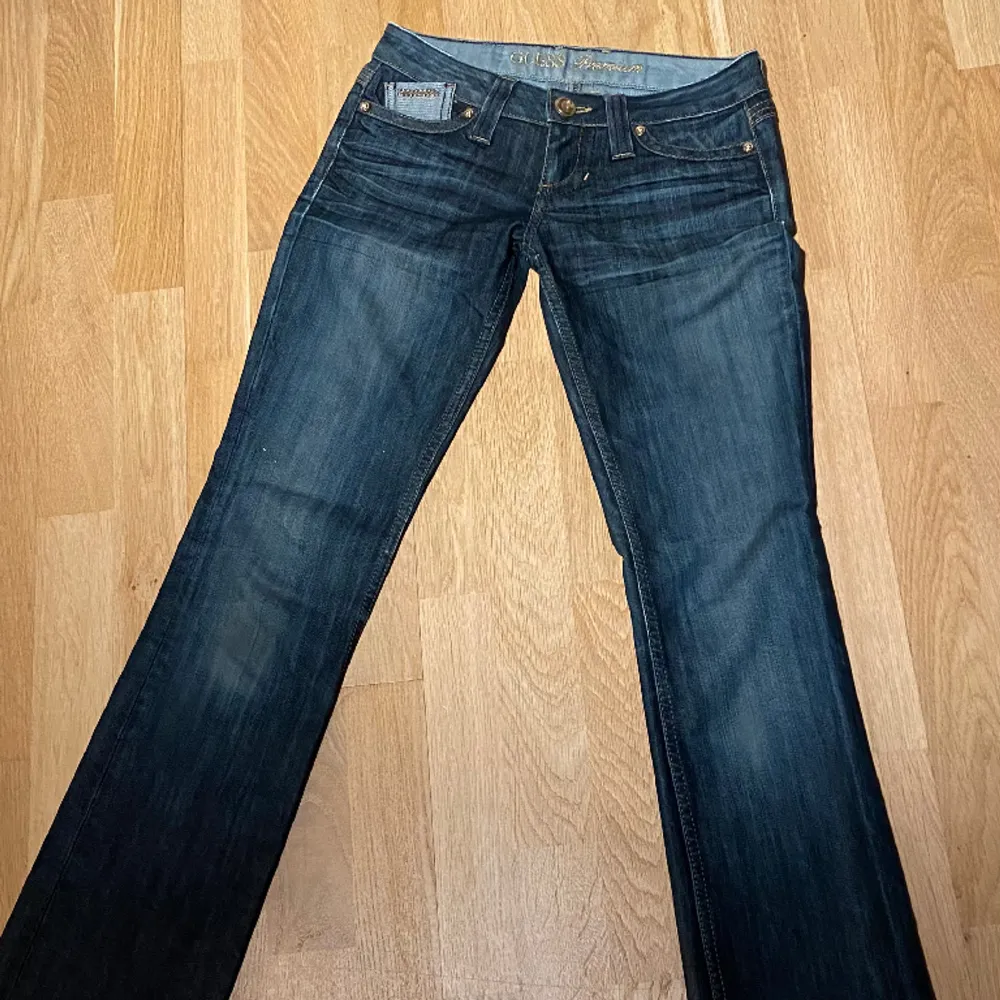 Säljer dessa skitsnygga väldigt lågmidjade (se bild 3) vintage Guess Premium Jeans. Inte andvända mycket, endast slitna lite längst ner. Rekommenderar att du är 158-164 cm lång. Smal passform på jeansen. Skriv frågor💞superfina detaljer! Nypris 2300kr. . Jeans & Byxor.