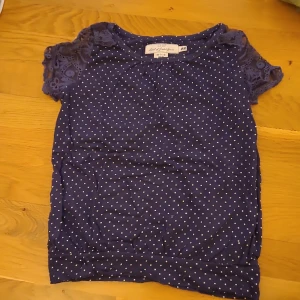 Topp - Supersöt topp från H&M i storlek 134/140. Inga defekter! Kan fraktas men köparen står för frakten 💕
