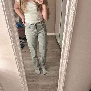Zara jeans - Grå jeans från Zara, använda fåtal gånger. De är uppsydda men går lätt att sprätta upp 💕  