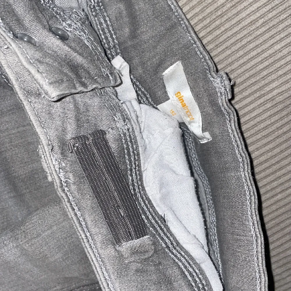As snygga low Waist jeans från Gina Tricot väldigt populära men tyvärr försmå för mig på längden som är 160! Vid frågor kontakta gärna ☺️😊. Jeans & Byxor.