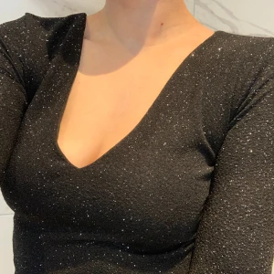 Glittrig body från amisu  - Glittrig body från amisu. Använd men i fint skick. Storlek M.