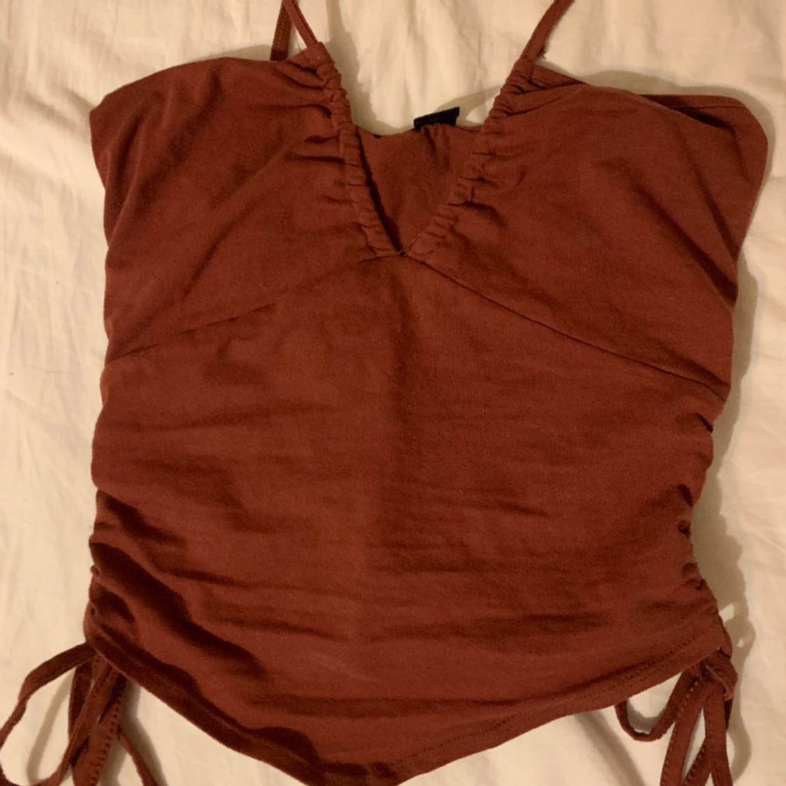 Halterneck med knutning på sidan