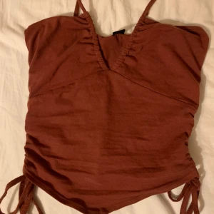Halterneck med knutning på sidan - Aldrig använd med knytning på båda sidor och i nacken rostbrun färg  