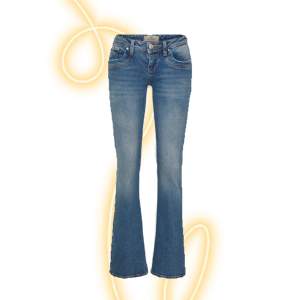 Så snygga lågmidjade jeans från ltb i modellen Valerie. De är slutspkda konstant så omöjliga att få tag i på i denna storleken någon snnanstans🤍  för fler bilder hör av dig!