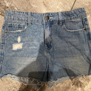 Jeansshorts  - Blå jeansshorts stl.158 vilket motsvarar xs. Använda endast en gång. Säljer ett par svarta likadana. Kika gärna på mina annonser, säljer mycket:) 