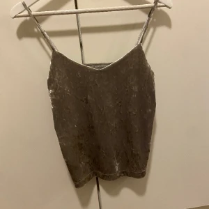 Fest linne  - Ett fest linne från Lindex i storlek Xs. Säljer det pga jag inte använder det längre. Linnet är i nyskick och knappt använd. Tröjan passar även S. 