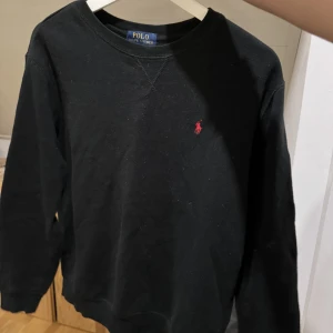 Polo Ralph lauren collegetröja  - Svart ralph lauren collegetröja, använd fåtal gånger 