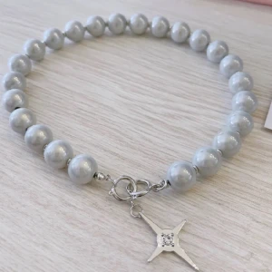 Reflex Pärlhalsband - Halsband fràn designmärket KVK. Pärlorna är av reflex-material och lyser i mörkret som en reflex! Coolaste smycket att ha pà klubben o raves. Mitt favorit halsband! Säljer för jag har 2 da jag skulle ge ett till en kompis men det ändrades. Stainless Steel