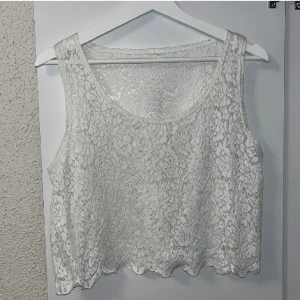 Vit spetstopp från monki🎀FRI FRAKT - Fett nice starkt spetsmaterial, tänk en dyr bordsduk ;) 🩷 Står faktiskt ingen storlek men gissar på S/M!🤍 Alla bilder mina & skriv för mer bilder! Pris går att diskutera💞