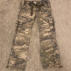 lågmidjade cargo byxor - Skit snygga öpgmidjade carro byxor, inga slitningar eller något liknande och dom har as coola detaljer och fickor💗 Hör av dig vid frågor eller om fler bilder, priset går alltid att diskutera!💗