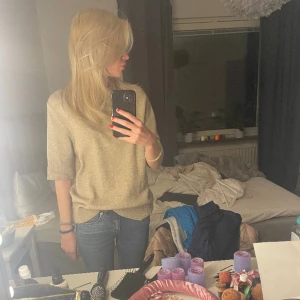 Kortärmad stickad tröja  - Säljer den kortärmade stickade tröja för den är för stor på mig. 