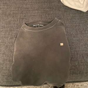 Acne studios tröja - Använd 1-2 gånger  Nyskick  Färgen är lite urtvättad svart  Oversized  Skriv om ni har frågor 