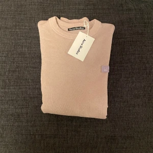 Acne studios tröja - Storlek M Aldrig använd, lappen sitter kvar  Sitter oversized    Den är rosa beige i färgen   Nypris 2400kr Skriv om du har frågor