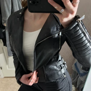 Svart chiquelle jacka - Svart chiquelle jacka som var deras bästsäljare, jättefin skinnjacka som passar utmärkt till vår/höst ❣️Storlek 40 men passar mig som har XS/S/M på överdelar! Liten i storleken. Nypris 800, pris kan diskuteras 