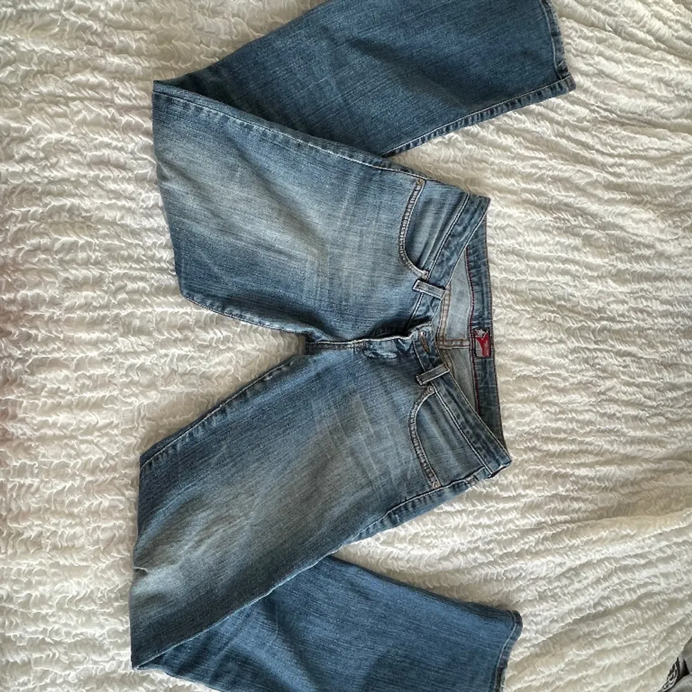 Mellanblå lågmidjade jeans från Digstar. Utsvängda ben. I nyskick🫶 Midjemått: 40 tvärs över  Innerbenslängd: 81. Jeans & Byxor.