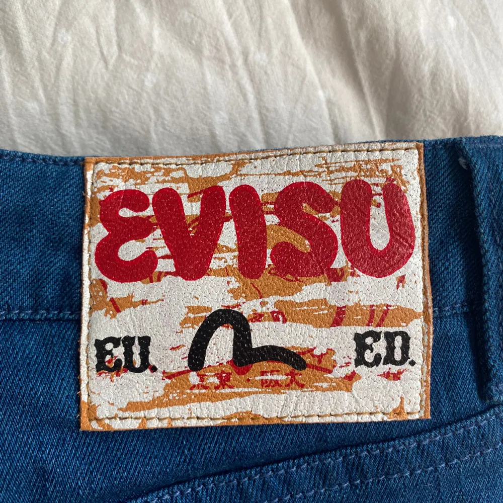 Bootcut, midwaist jeans från evisu i en klarblå färg. Jeans & Byxor.