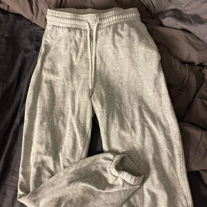 Mjukisbyxor - Gråa mjukisbyxor från hm i strl S. Knappt använda så de är i jättebra skick!💓💓