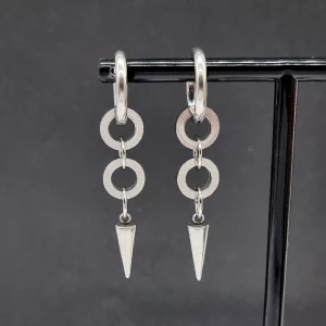 Handgjorda örhängen  - Handgjorda örhängen●Följ :@ekjewelryofficial🤲 ● 💎Material- 100% rostfritt stål ●Örhängeskrokar -rostfritt stål. Nickel fri. Längd - 6cm Vattentåliga, ändrar inte färgen! Köp för 1st-100kr eller 170kr/paret