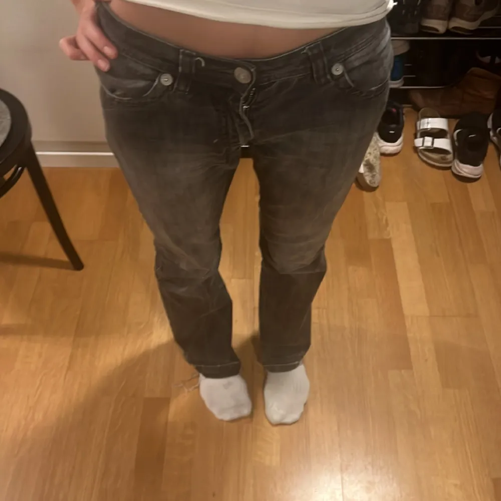 Skit snygga gråa jeans, har klippt upp de där nere så de blir längre. Jag är 168cm lång!❤️. Jeans & Byxor.