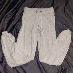 ”Kräm” vita mjukisbyxor köpta för längesen på Cubus. Knappt använda men legat ett tag. Inga fläckar! 🤍✨