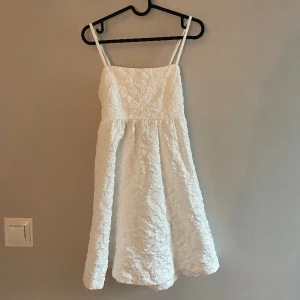 Studentklänning - Säljer min fina studentklänning från bubbleroom i storlek XS, men passar även S då man kan knyta själv där bak