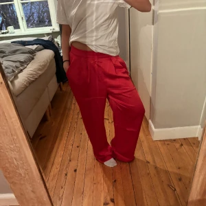 Coola byxor  - Riktigt coola palazzo byxor i materialet silke. Oanvända 