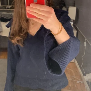 Stickad tröja  - Denna jättemysiga tröjan är från Gina tricot och ganska ny, men jag använder den inte så mycket så jag säljer den. Den är stickad och har slits i båda ärmarna och v ringning. Superfin!💗 