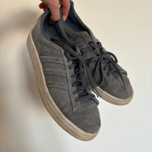 Adidas campus - Superfina adidas campus i grå/ blå mocka💕 sulan är lite smutsig men de är inga fläckar eller hål i dom❤️ 