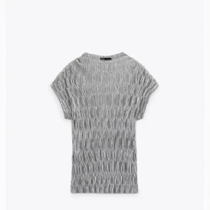 Zara blus - Silvrig zara blus som har en hög krage! Super snygg blus till ett par mörka jeans och väldigt smickrande passform❣️