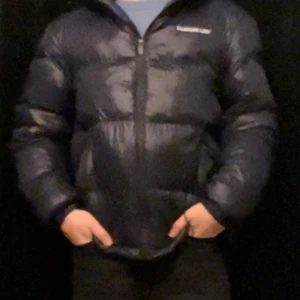 Jacka  - Säljer nu denna jackan från closure london | Nyskick | nypris 1000kr | skriv till mig för fler bilder eller funderingar😊