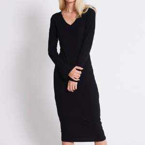 En jättefin och helt oanvänd svart lång klänning från lager 157💗Köparen står för frakt och priset går alltid att diskutera 💗