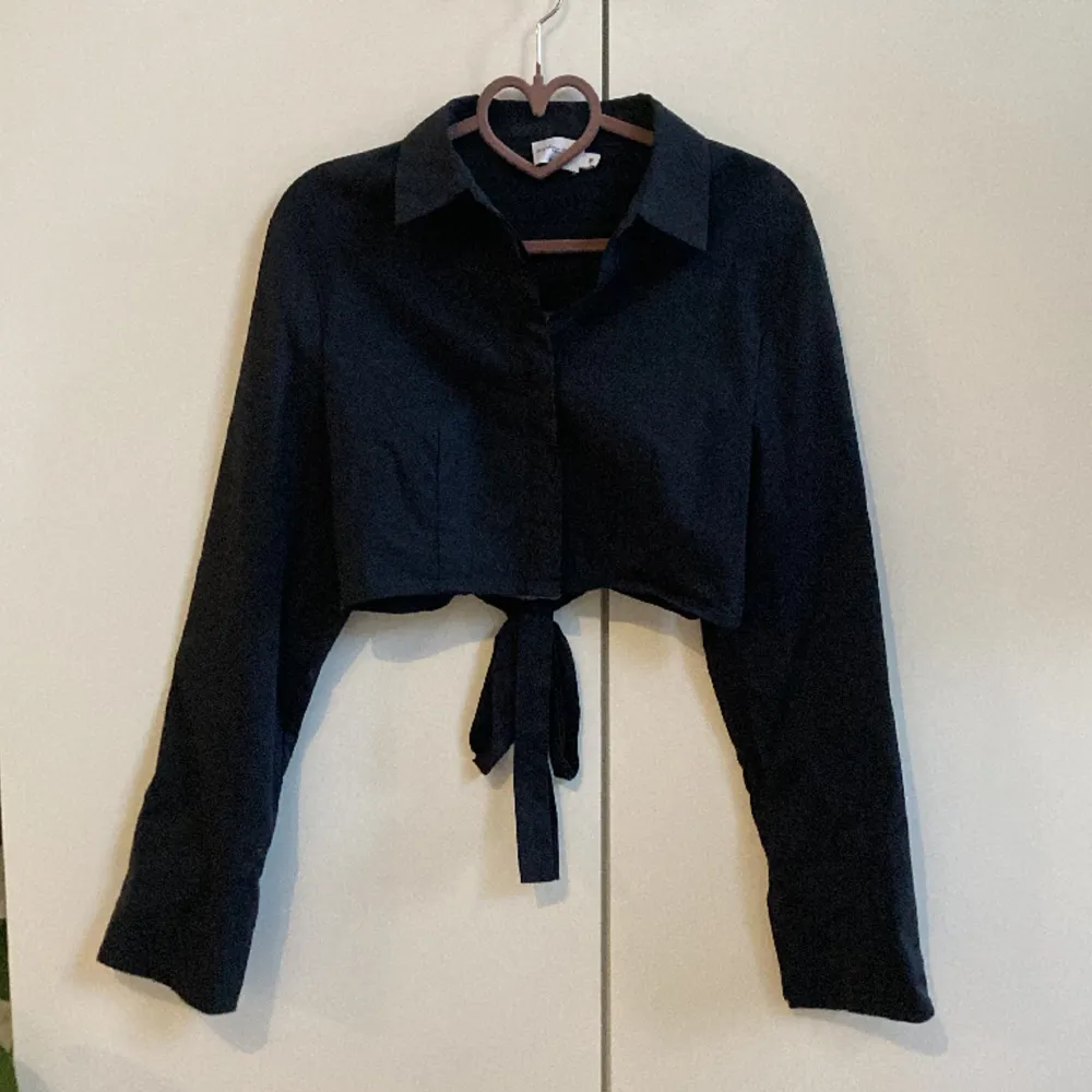 Croppad svart skjorta i lite stretchigt tyg från Angelica Blicks kollektion med NAKD. Knappt använd . Skjortor.