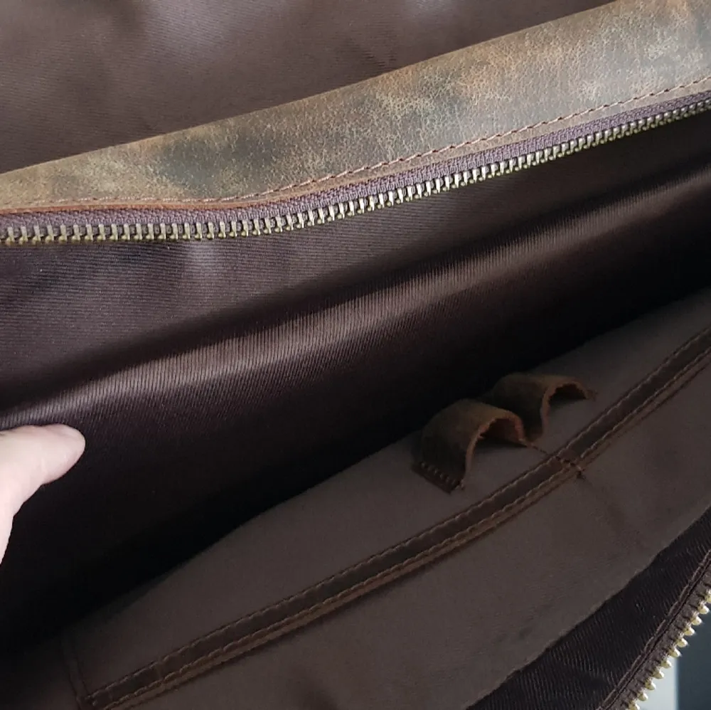 En super fin oanvänd dataväska/bokväska i äkta läder. Kommer i låda. Passar till jobbet, skolan eller bara att ha som vardags/ handväska.. Väskor.