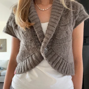 Kortärmad kofta  - Stickad kofta 