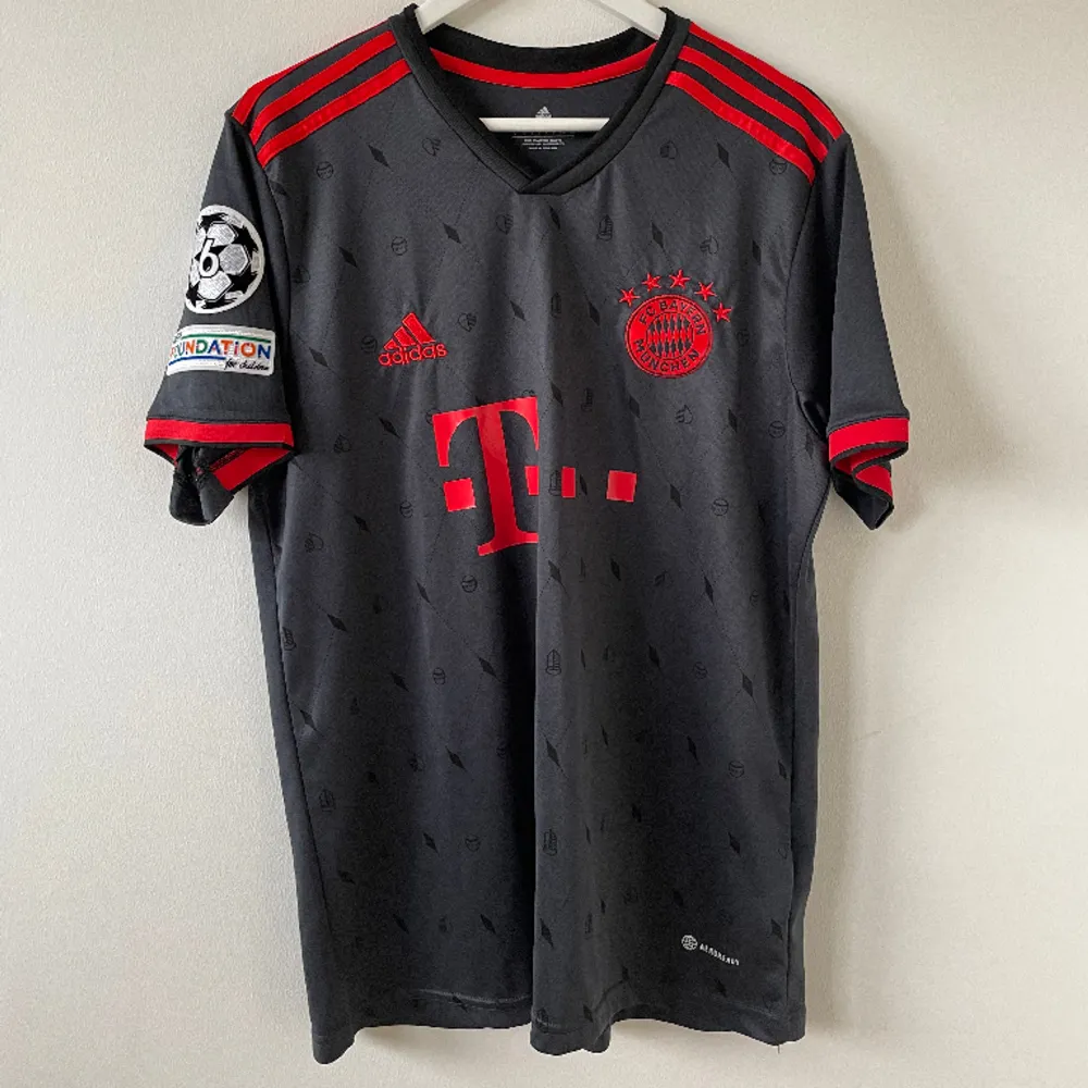 Bayern Münchens tredjetröja från säsongen 22/23 Storlek L Mycket bra skick. T-shirts.